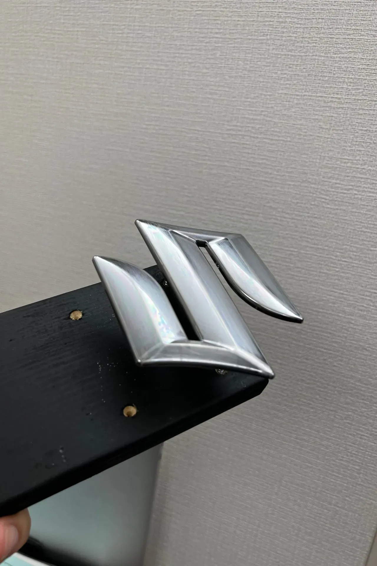 スイスポのフロントエンブレム「S」を黒に塗装してイメチェン - 画像6