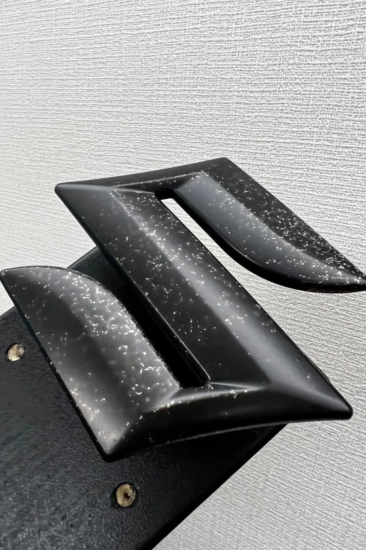 スイスポのフロントエンブレム「S」を黒に塗装してイメチェン - 画像10