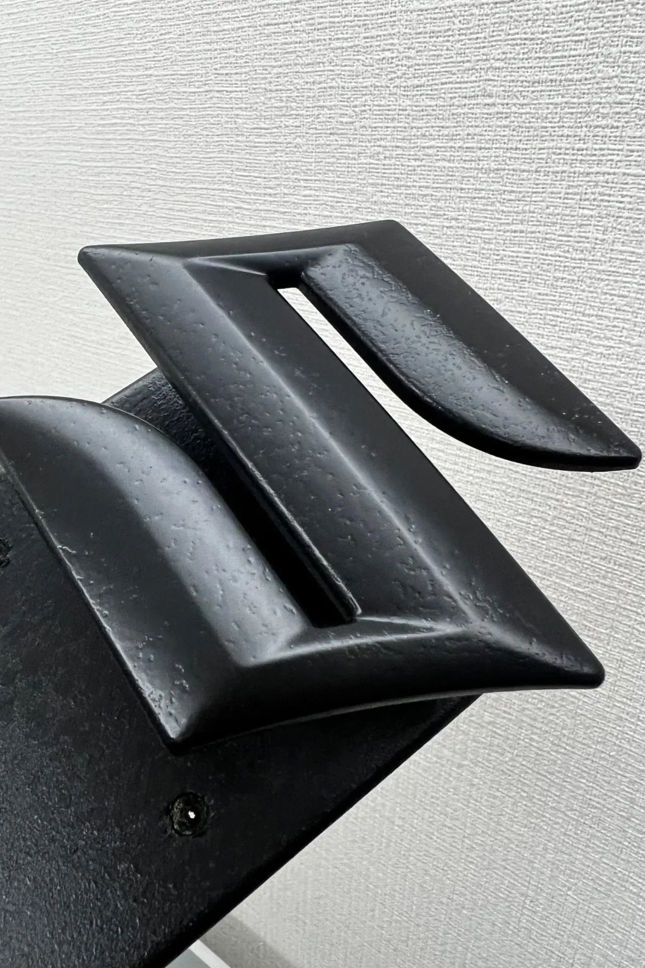 スイスポのフロントエンブレム「S」を黒に塗装してイメチェン - 画像11