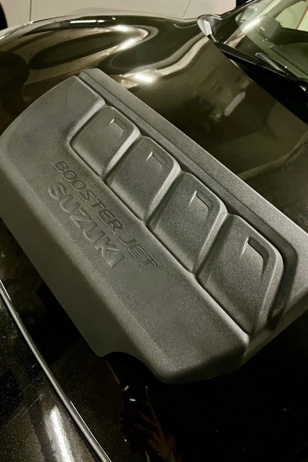 ZC33Sエンジン上部のスポンジを撤去吸気効率アップを狙う - 画像1