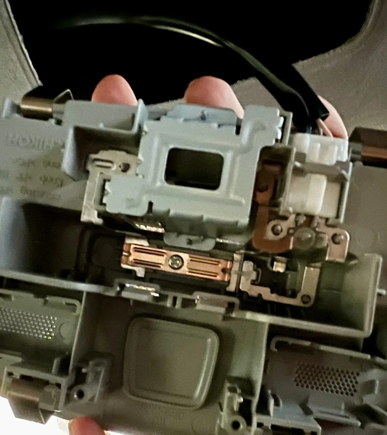 ルームミラーとルームランプを黒に塗装ZC33Sの内装に高級感を - 画像2