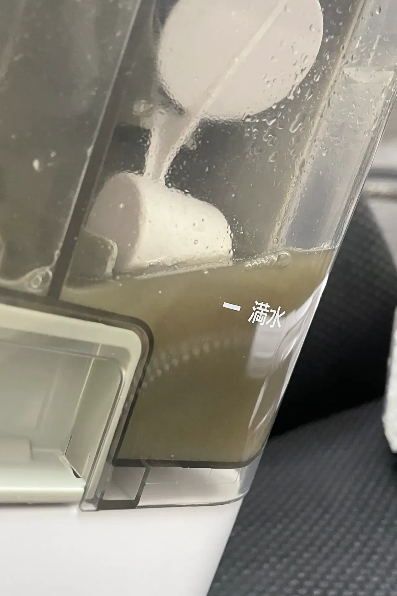 車のシートに飲み物をこぼした時の掃除方法シミを残さない対処法 - 画像3