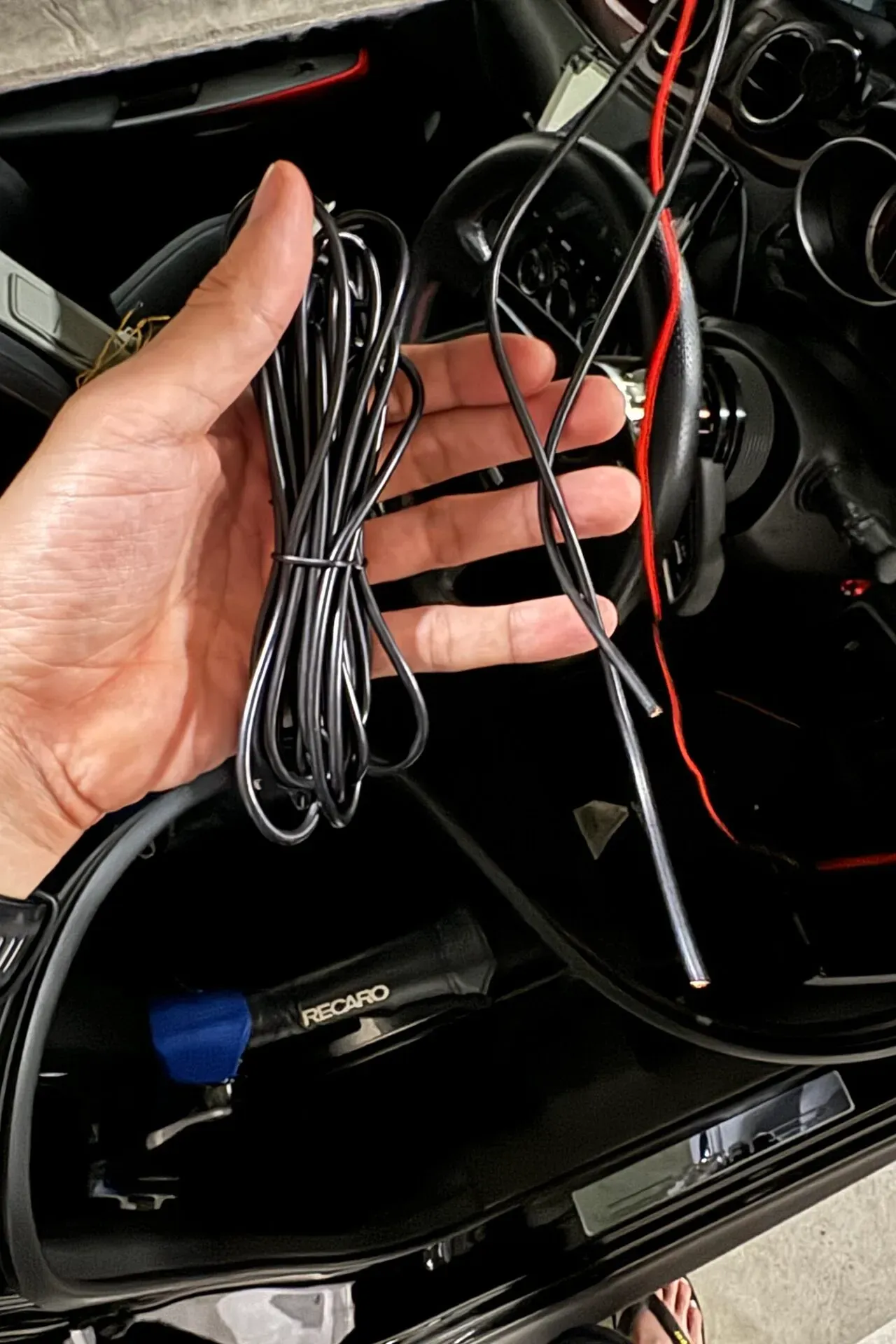 ZC33Sの後部座席にベビーモニターを設置取り付け方法を解説 - 画像11