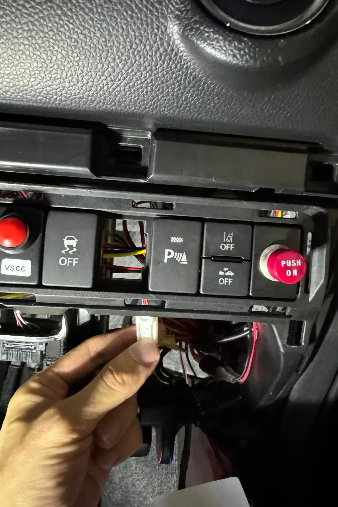 ZC33Sの後部座席にベビーモニターを設置取り付け方法を解説 - 画像24