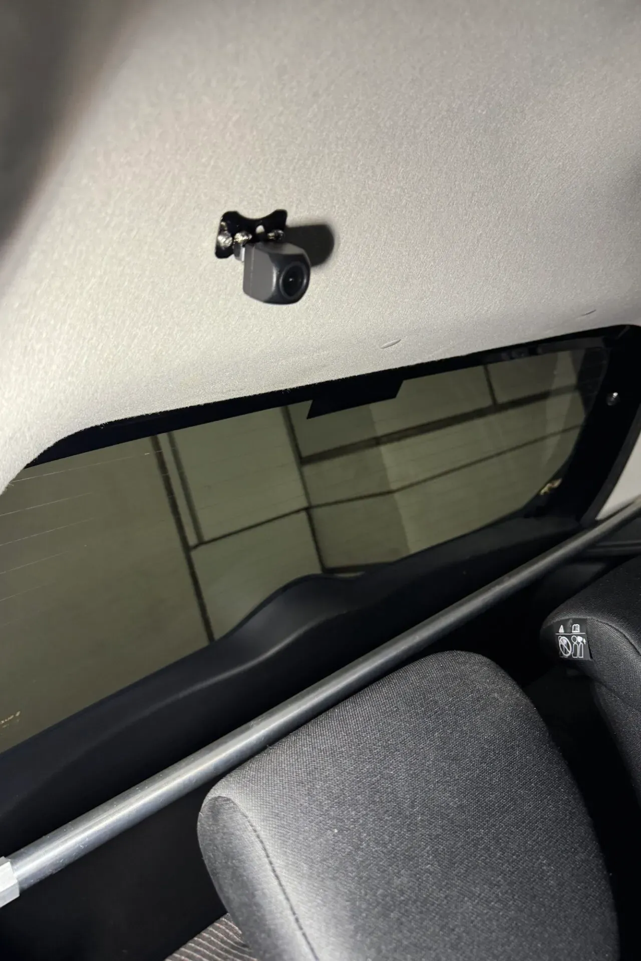 ZC33Sの後部座席にベビーモニターを設置取り付け方法を解説 - 画像22