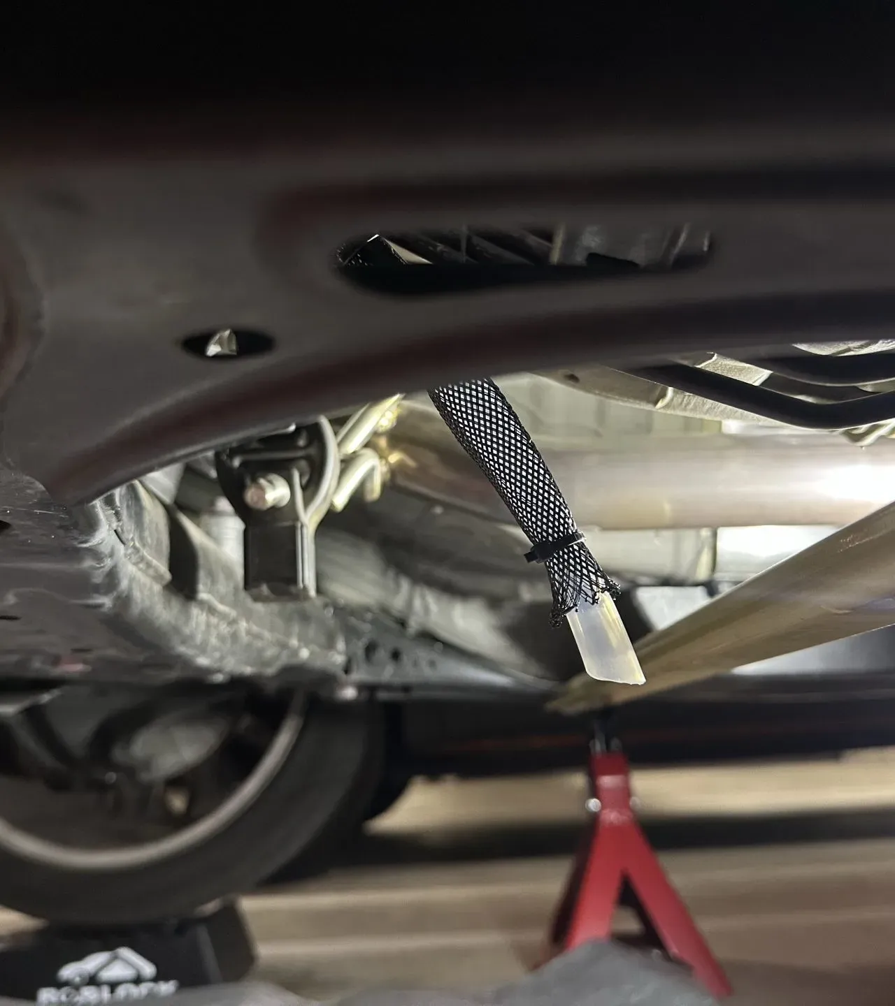 エアコンドレーンホースを延長水がクロスメンバーに当たる問題を解決 - 画像9