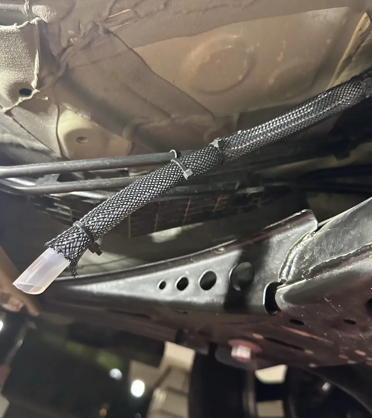 エアコンドレーンホースを延長水がクロスメンバーに当たる問題を解決 - 画像10