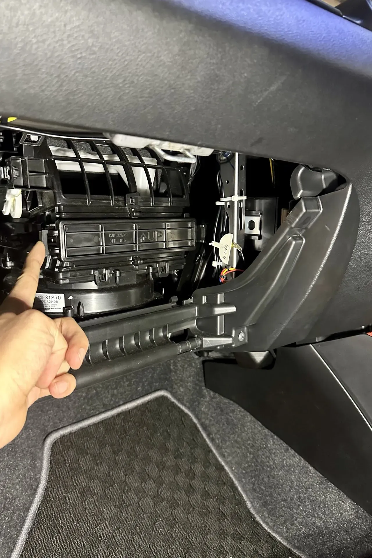 ZC33SのエアコンフィルターをDIYで交換5分で終わる超簡単作業 - 画像4
