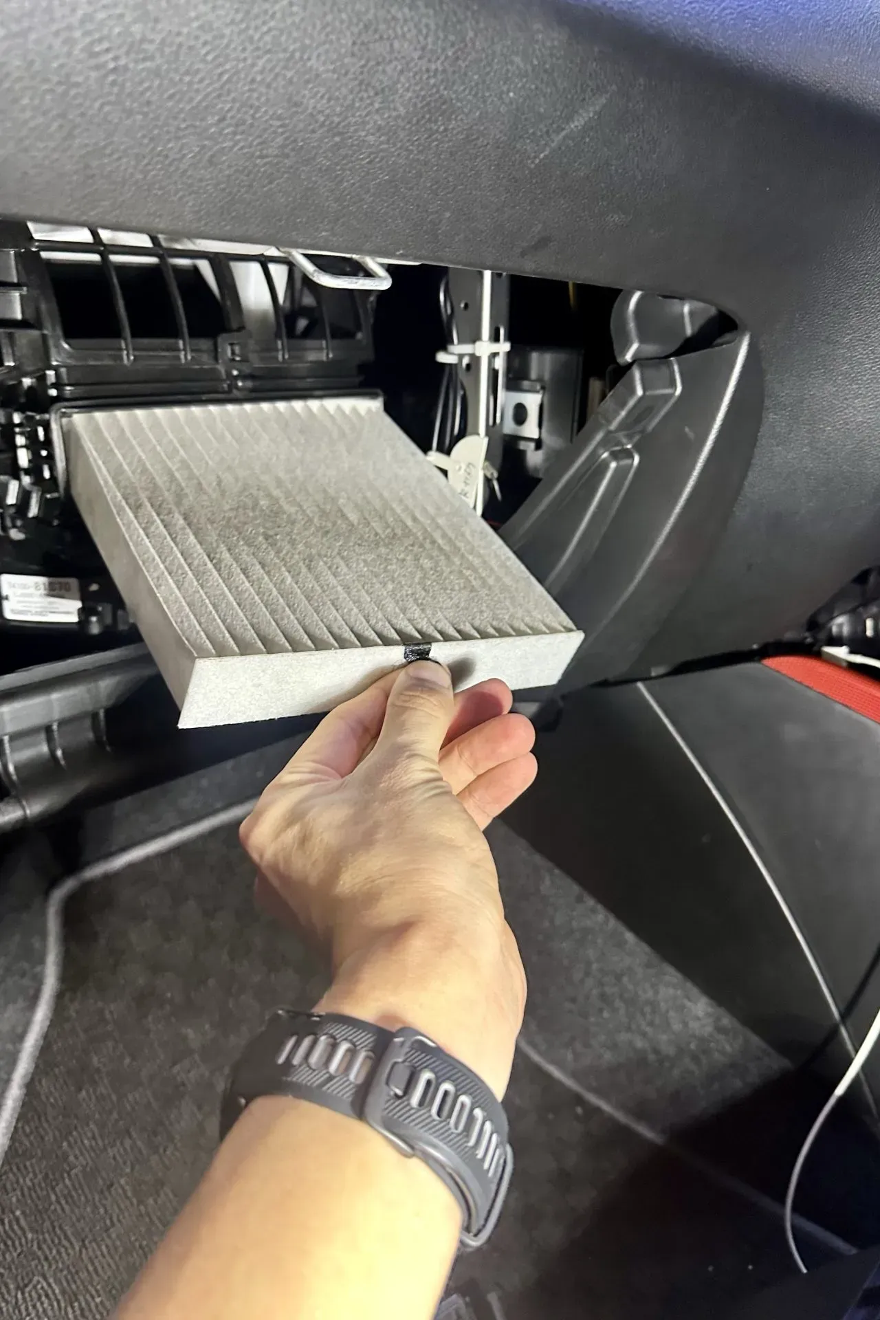 ZC33SのエアコンフィルターをDIYで交換5分で終わる超簡単作業 - 画像6