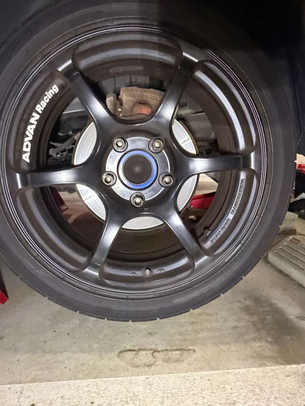 ADVAN Racing RG-4のスポークの隙間から見えるZC33Sの薄汚いブレーキキャリパー