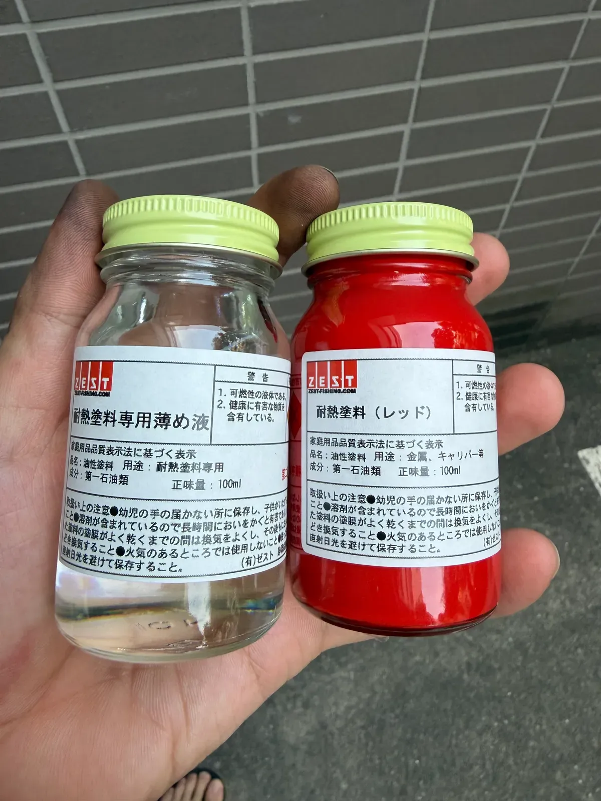 ZESTの耐熱塗料レッドと専用うすめ液の100ml瓶