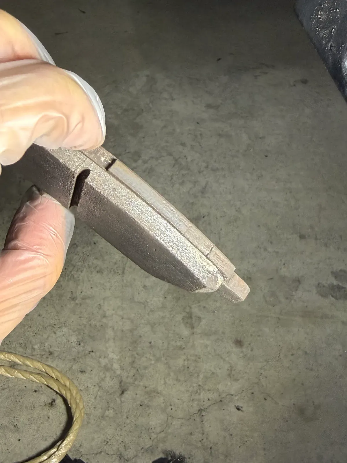 ブレーキパッドの厚みを横から確認したところ