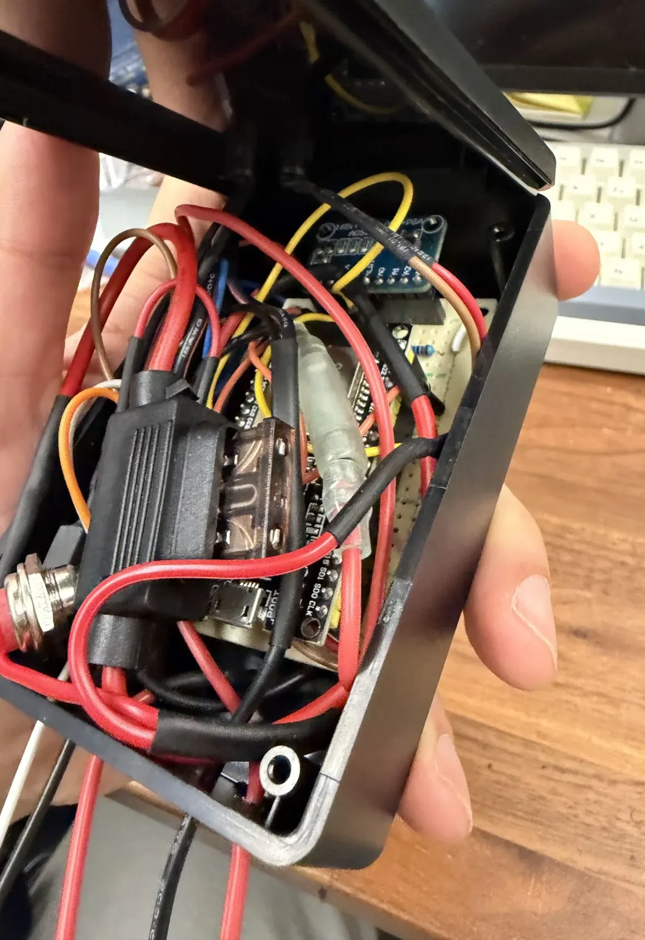 ICWS ESP32コントローラー - ケースを閉じる直前の配線状態