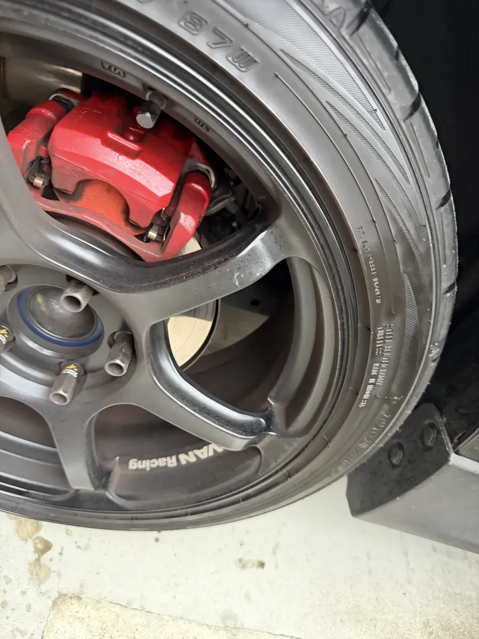 タイヤ一発!Vを吹いた直後、ホイールのスポークにスプレー跡が残っている